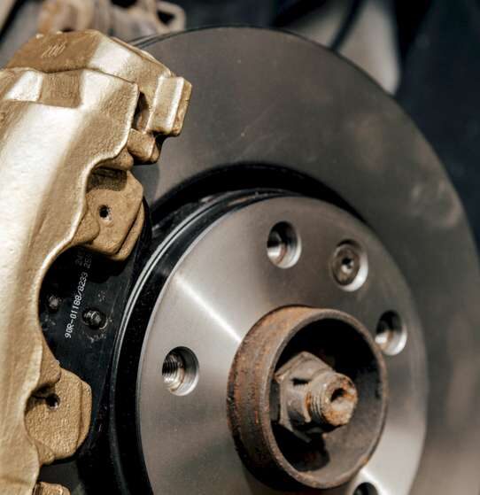 a77a1992-close-up-image-of-gold-painted-brake-caliper-on-br-2022-08-01-04-43-41-utc_10sc0fp0f20fj07100601o