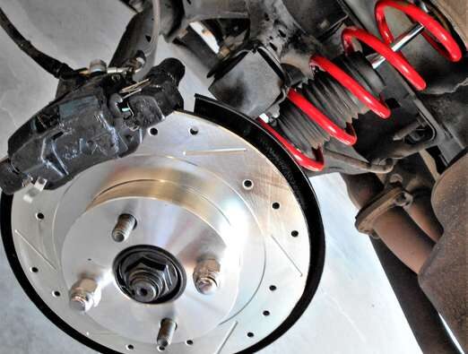 auto-mechanics-brakes